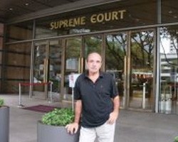 В Сингапуре задержан британский писатель, "оклеветавший" местный суд