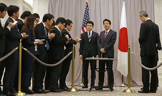 Японский премьер Синдзо Абэ на пресс-конференции после встречи с Дональдом Трампом


