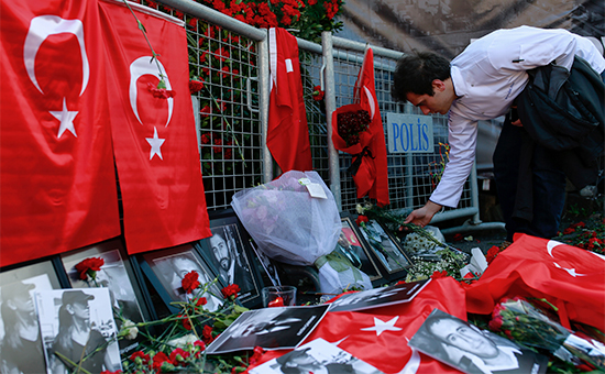 Цветы и фотографии в память о жертвах теракта в Стамбуле


