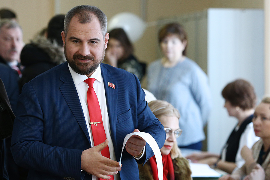 Кандидат Максим Сурайкин, лидер партии &laquo;Коммунисты России&raquo;, проголосовал на избирательном участке №137 в Москве. На участок он пришел со своей мамой.