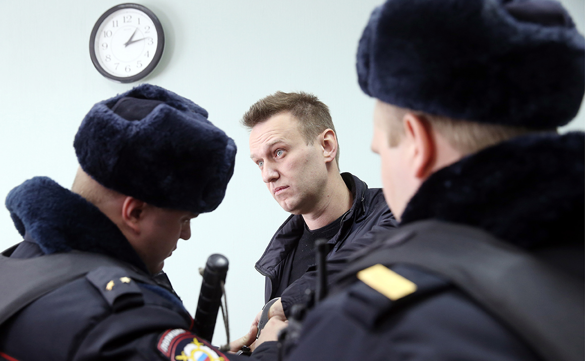 Алексей Навальный (в центре)