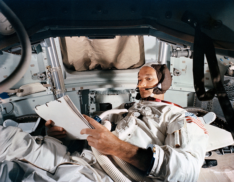 На четвертые сутки полета астронавты передали на Землю первые снимки из космоса. Также они сообщили, что свет Луны настолько ярок, что при нем можно читать книгу
