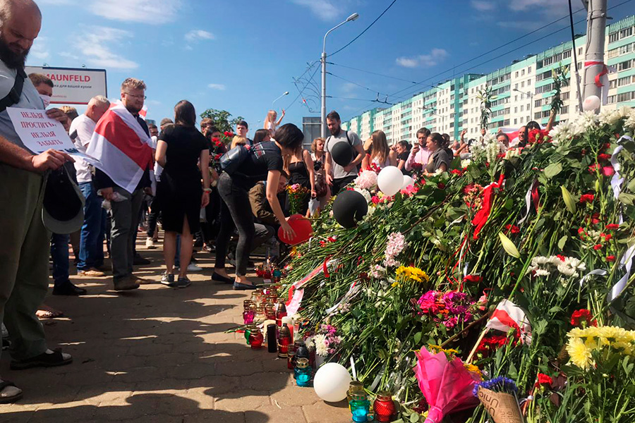 Возложение цветов у стихийного мемориала на площади Притыцкого