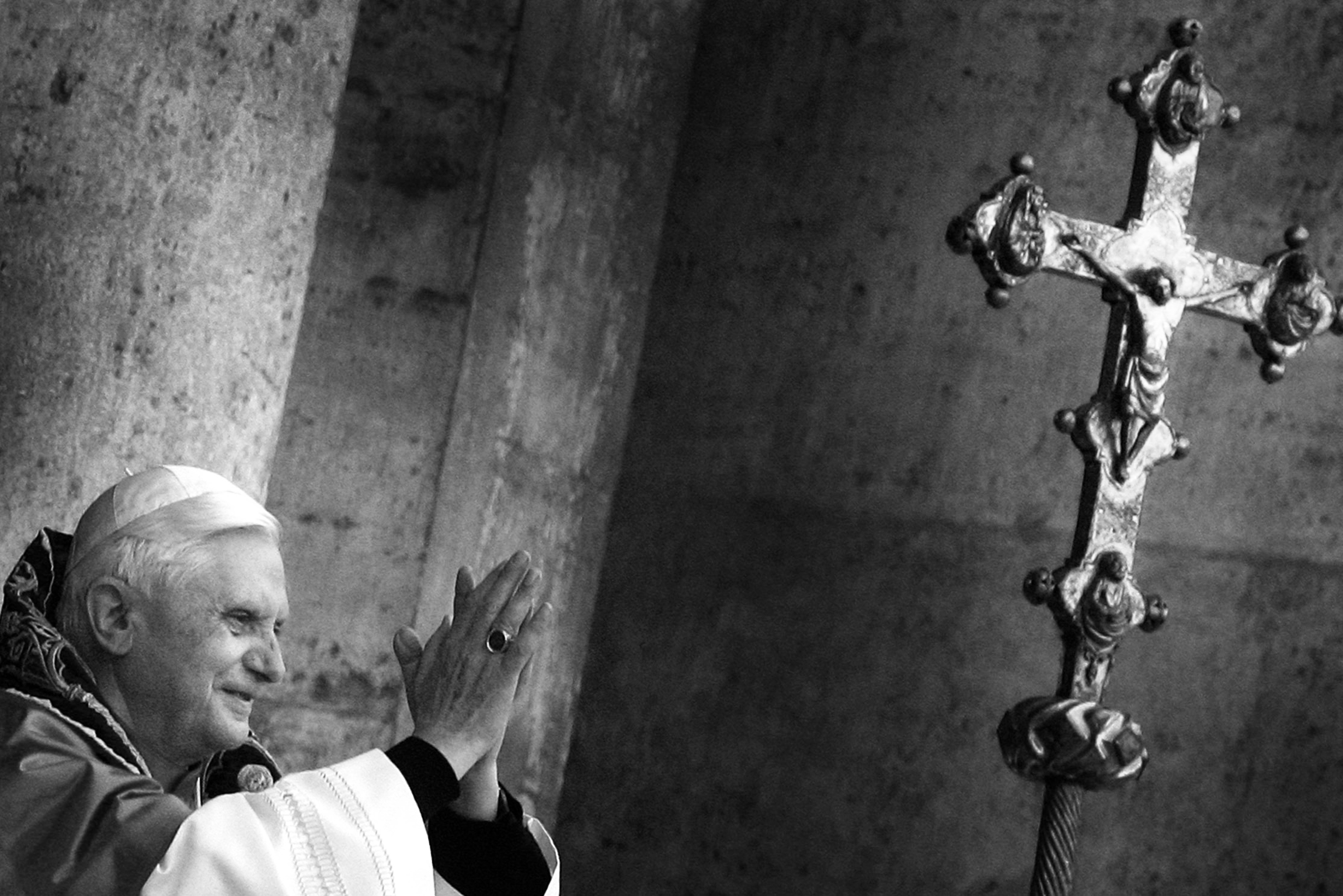 Будущий папа римский Йозеф Ратцингер родился в 1927 году в Баварии. Учился в классической гимназии и семинарии. В 1944 году его призвали в немецкий Австрийский легион и направили на обучение. В 1945-м он дезертировал, после некоторое время провел в лагере военнопленных. По возвращении домой снова поступил в семинарию. В 1951 году был рукоположен в сан священника. В 1953 году получил в Мюнхенском университете степень доктора богословия.

В 1977 году он стал архиепископом Мюнхенским и Фрайзингским, в том&nbsp;же году папа Павел VI возвел его в кардинальский сан. В 1981 году Ратцингер переехал в Ватикан&nbsp;&mdash; став префектом Конгрегации по делам вероучения.

Папский престол он занял в 2005 году, взяв имя Бенедикт XVI. На своем посту он был противником радикальных реформ в церкви. В 2013 году решил уйти по состоянию здоровья, став первым за 600 лет папой, добровольно отказавшимся от полномочий. После этого его официальный титул назывался &laquo;папа римский на покое&raquo;.

Бенедикт XVI умер 31 декабря 2022 года. Ему было 95 лет.