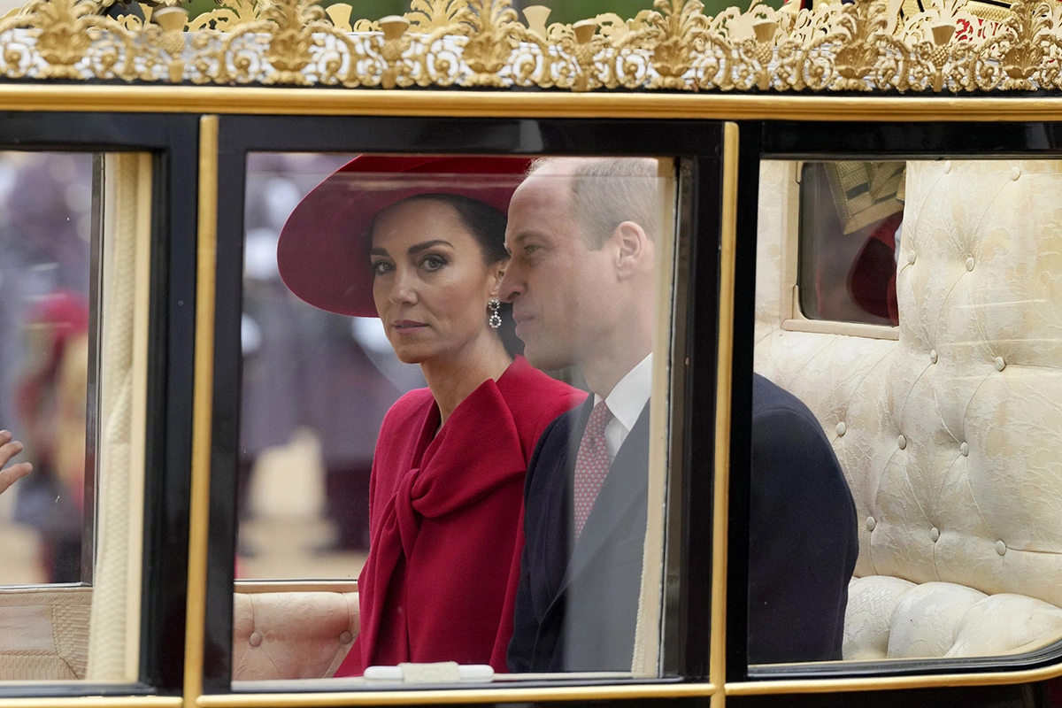 <p>Кейт Миддлтон и принц Уильям на параде в честь государственного визита президента Южной Кореи в Лондон, 21 ноября 2023 года</p>