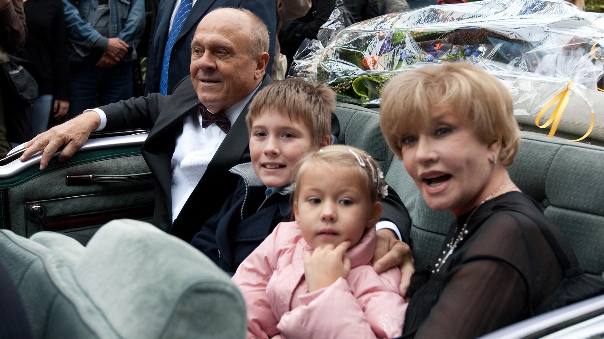 Владимир Меньшов с Верой Алентовой и внуками Андреем и Таисией после церемонии закладки именной плиты режиссера на Аллее звезд, Москва