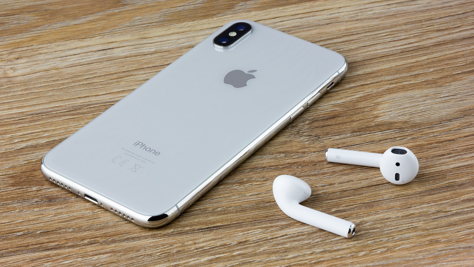 <p>Смартфон Iphone X и наушники AirPods</p>