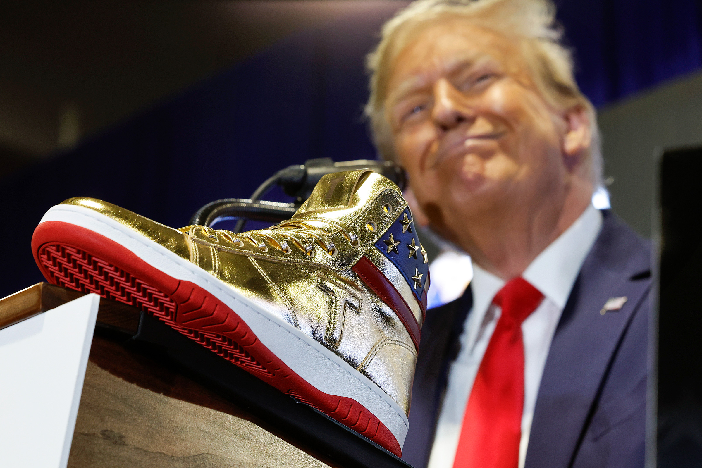 В феврале Трамп решил выступить на фестивале кроссовок Sneaker Con, где представил новую линию своей именной обуви. Обращаясь к аудитории, он отметил, что ему непривычно выступать перед молодыми людьми, и призвал всех присутствующих идти голосовать.