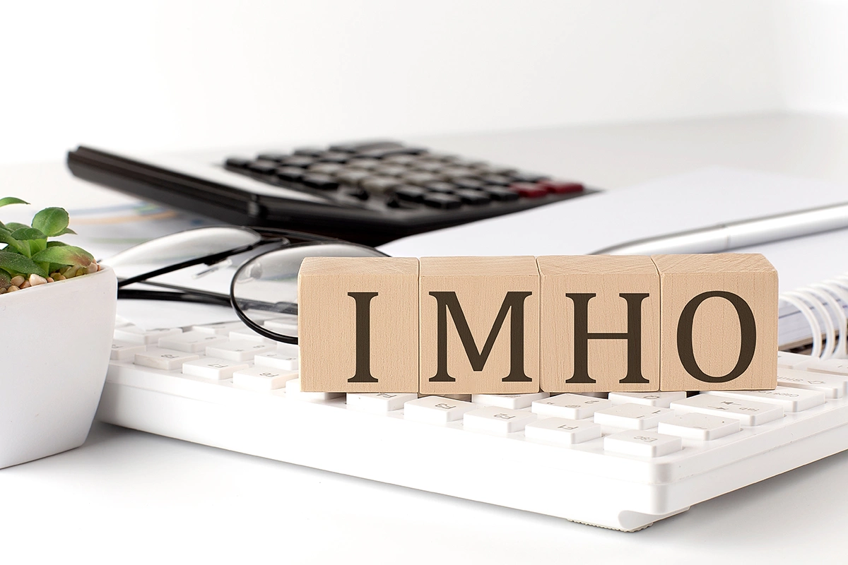 Аббревиатура IMHO возникла в англоязычной среде в самом начале эпохи цифрового общения