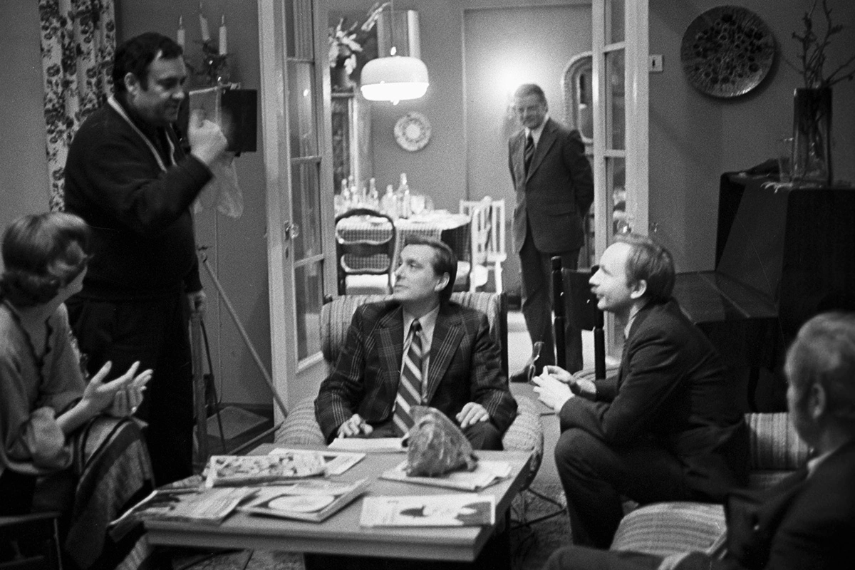 Народный артист РСФСР, кинорежиссер Эльдар Рязанов дает указания актерам на съемках фильма «Служебный роман»