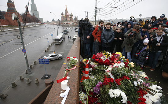 Цветы на месте гибели Владимира Немцова