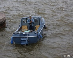 Спасатели не оставляют поиски утонувшего в Неве телеоператора