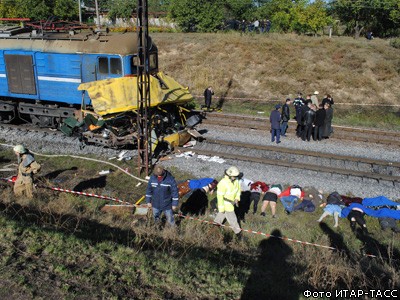 На Украине поезд врезался в автобус: десятки погибших и раненых