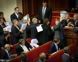 Драка в парламенте Украины: депутатов выносят на носилках. ВИДЕО