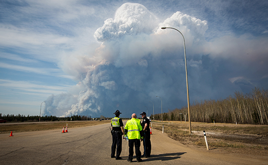 Дым от&nbsp;лесных пожаров в&nbsp;окрестностях Форт-МакМюррея, 5 мая 2016 года
