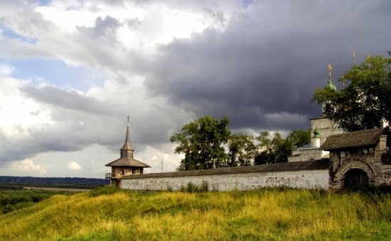 Великий Устюг. Стена Троице-Гледенского монастыря
