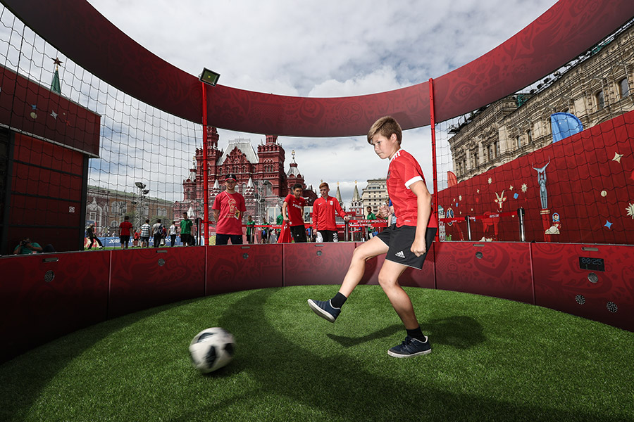 Играют в футбол в парке. Красная площадь парк футбола. Парк футбола в Москве. Парк футбола на красной площади Kia.