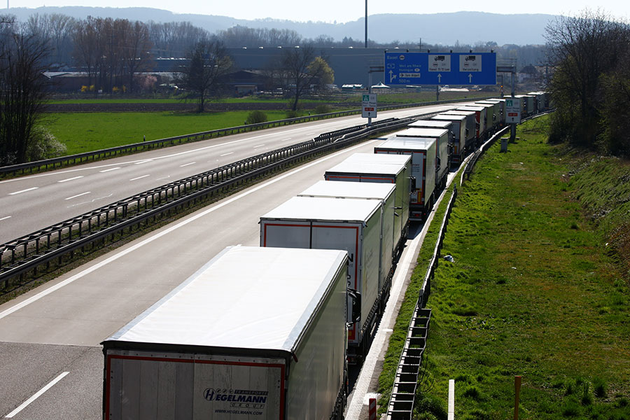 Очередь грузовиков на немецком автобане А5 рядом со швейцарской границей​
