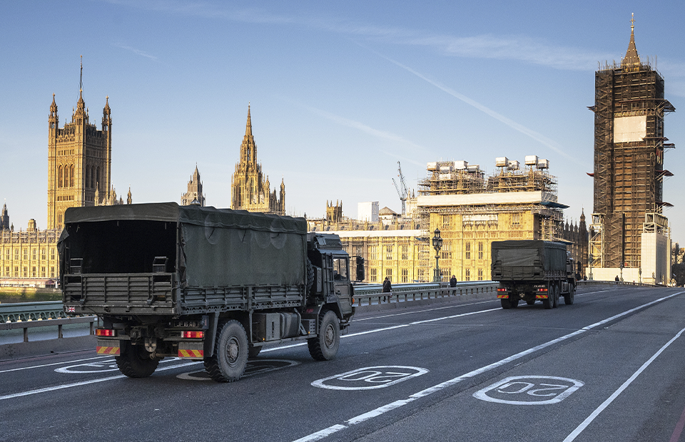 Военный транспорт с партией медицинских масок пересекает Вестминстерский мост, 24 марта
