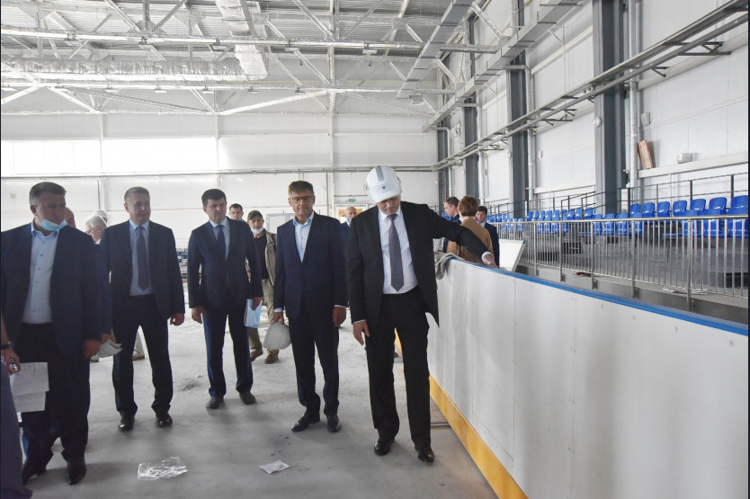 Губернатор Новосибирской области проверяет ход строительства Физкультурно-оздоровительного комплекса с ледовой ареной (справа)