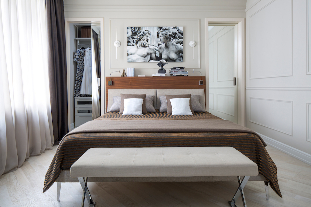 Для того чтобы обновить спальню, дизайнеры рекомендуют обратить внимание на стену у изголовья кровати. Это могут быть актуальные картины неизвестных молодых художников, постеры и барельефы