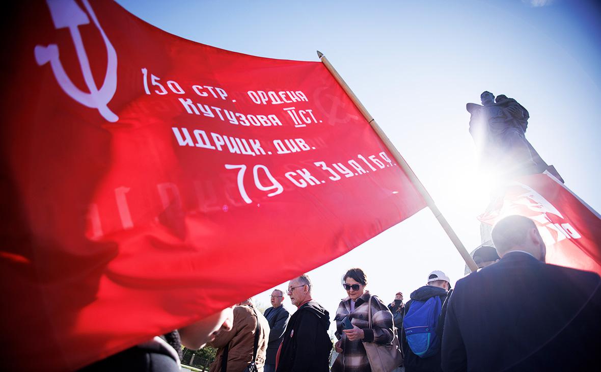 Люди у советского мемориала времен Второй мировой войны в Трептов-парке, чтобы почтить память воинов в День Победы, 9 мая 2023 года в Берлине, Германия