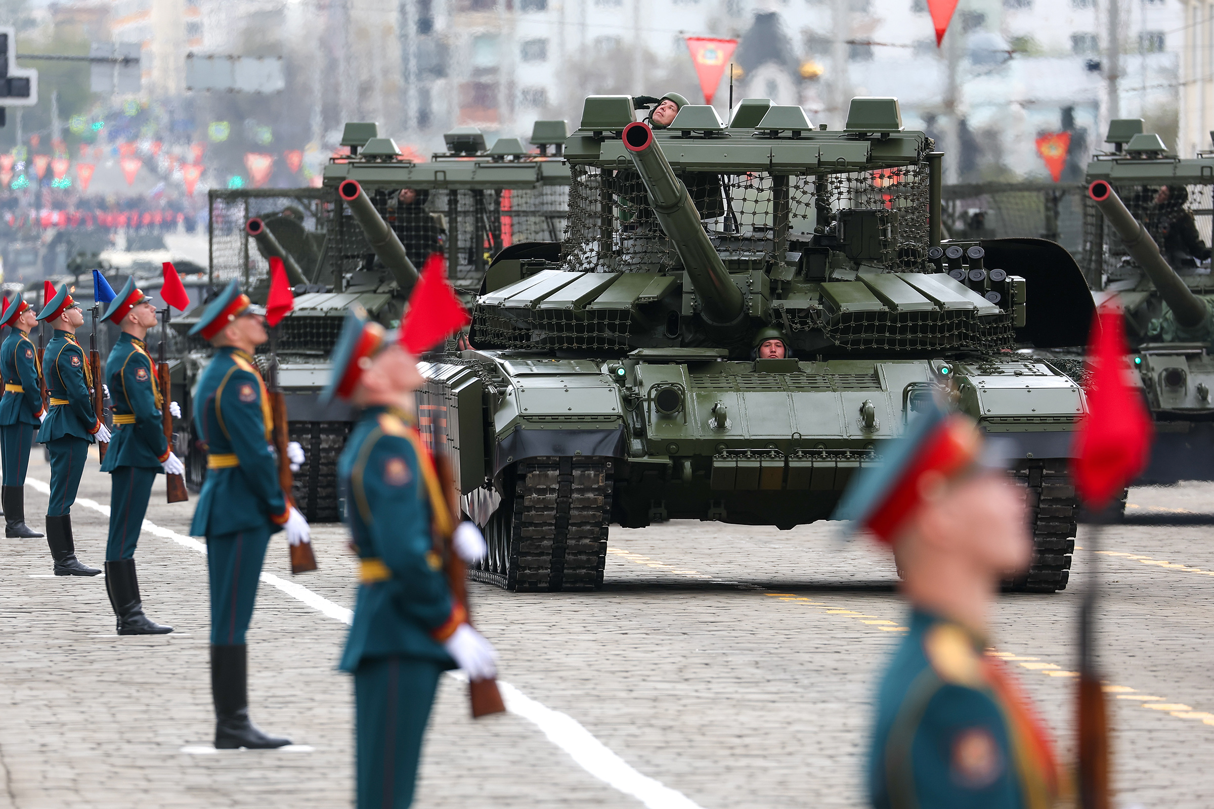 Танки Т-72Б3М во время парада в Екатеринбурге.