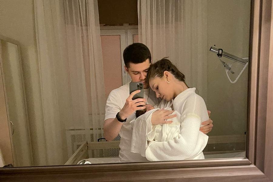 Аяз Шабутдинов с женой&nbsp;Лидией и дочкой, 2021 год