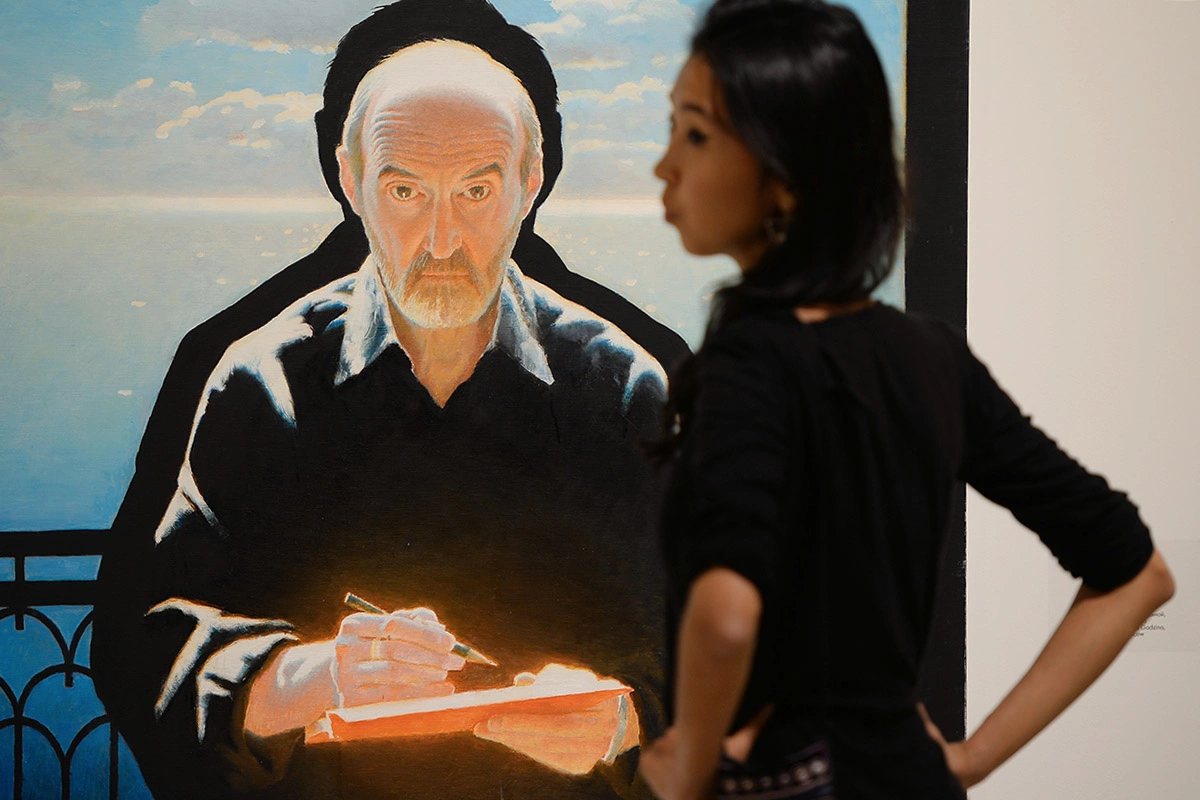 Посетитель у картины «Автопортрет»