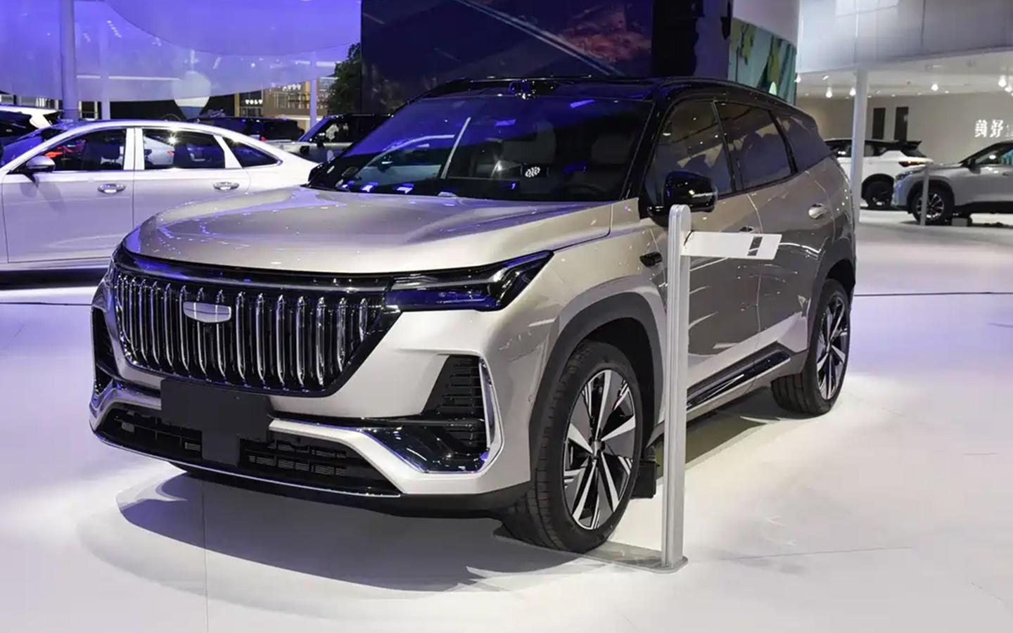 Новый Geely Atlas превратился в гибрид и стал полуавтономным