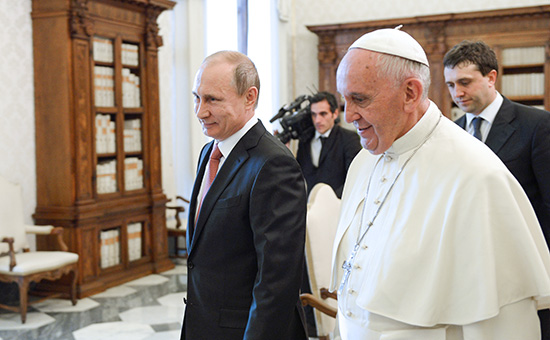 Президент России Владимир Путин и&nbsp;папа римский Франциск во&nbsp;время встречи в&nbsp;Ватикане. Архивное фото