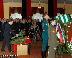 Д.Медведев возложил цветы к гробу С.Багапша