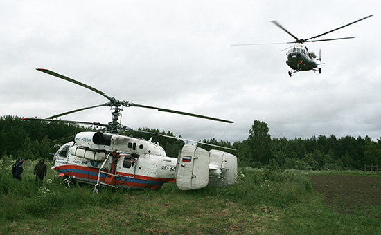 Вертолеты МЧС во время поисково-спасательной операции на берегу Сямозера в деревне Кудама в Пряжинском районе


