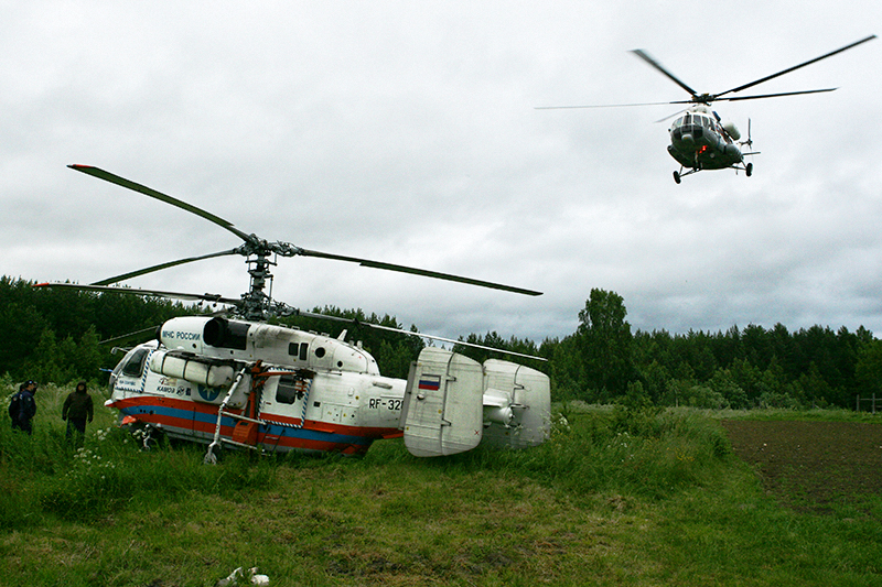 Вертолеты МЧС во&nbsp;время поисково-спасательной операции на&nbsp;берегу озера Сямозеро в&nbsp;деревне Кудама в&nbsp;Пряжинском районе


