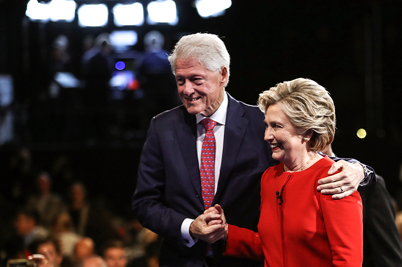 Кандидат в&nbsp;президенты США от&nbsp;Демократической партии Хиллари Клинтон со&nbsp;своим мужем Биллом Клинтоном, 42-м президентом страны