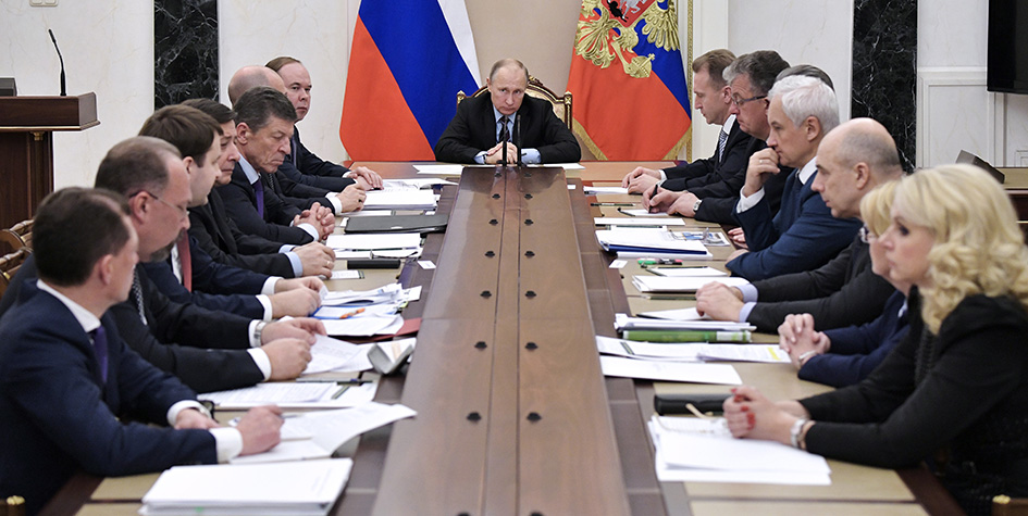 Президент России Владимир Путин (в центре) на совещании с членами правительства РФ в Кремле 31 октября