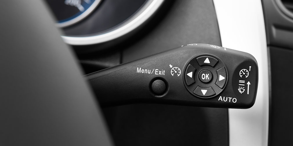 Короткими и длинными нажатиями кнопки Menu предложено выбирать между яркостью приборов, круиз-контролем и ограничителем скорости.

