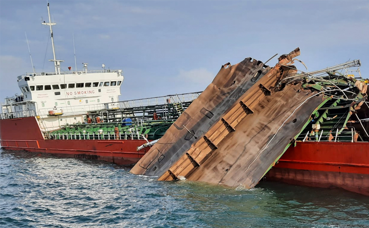 Следователи нашли останки на месте взрыва танкера в Азовском море