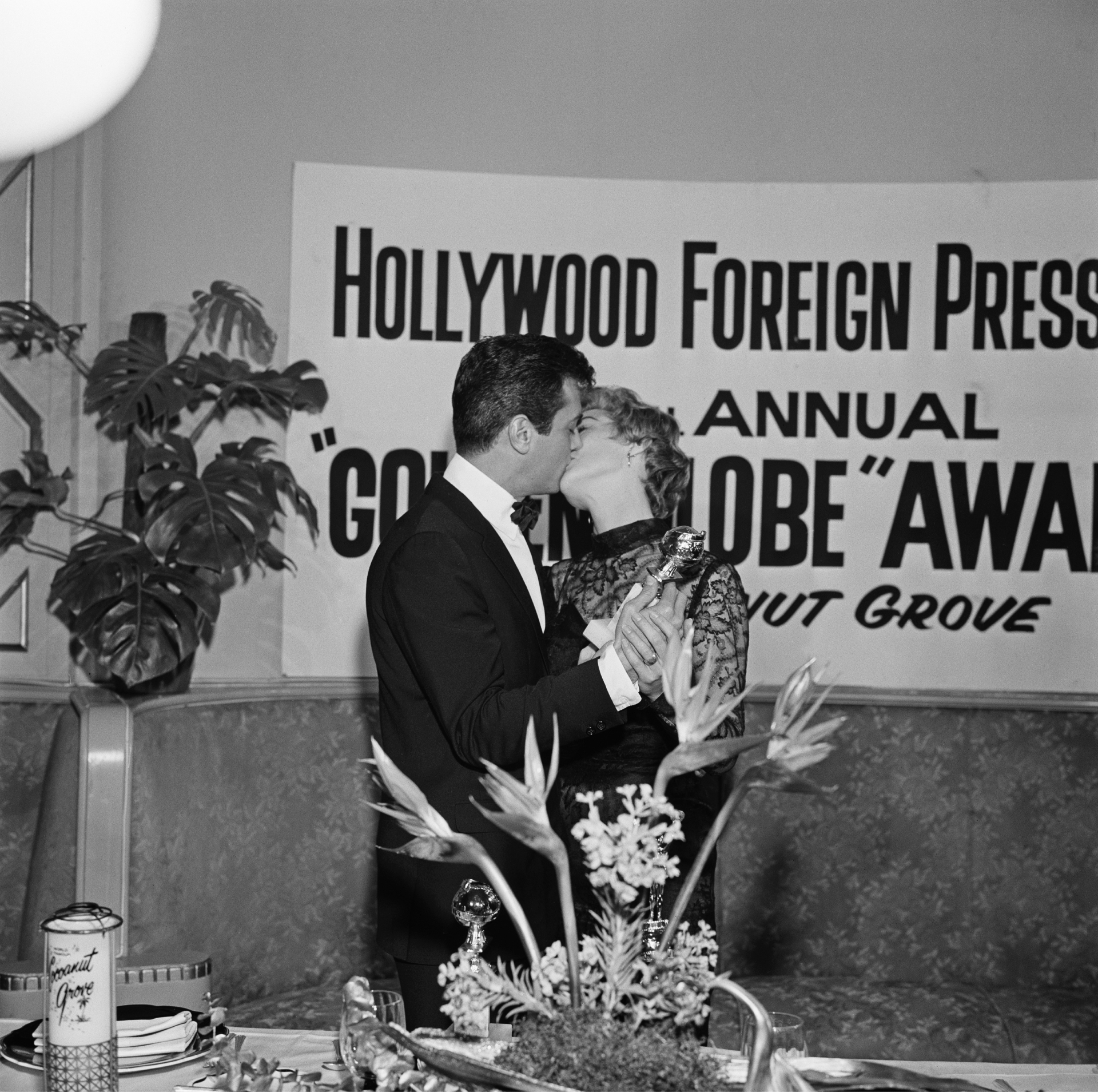 Тони Кертис с женой Джанет Ли на церемонии Голливудской ассоциации иностранной прессы в Лос-Анджелесе, 22 января 1958 года