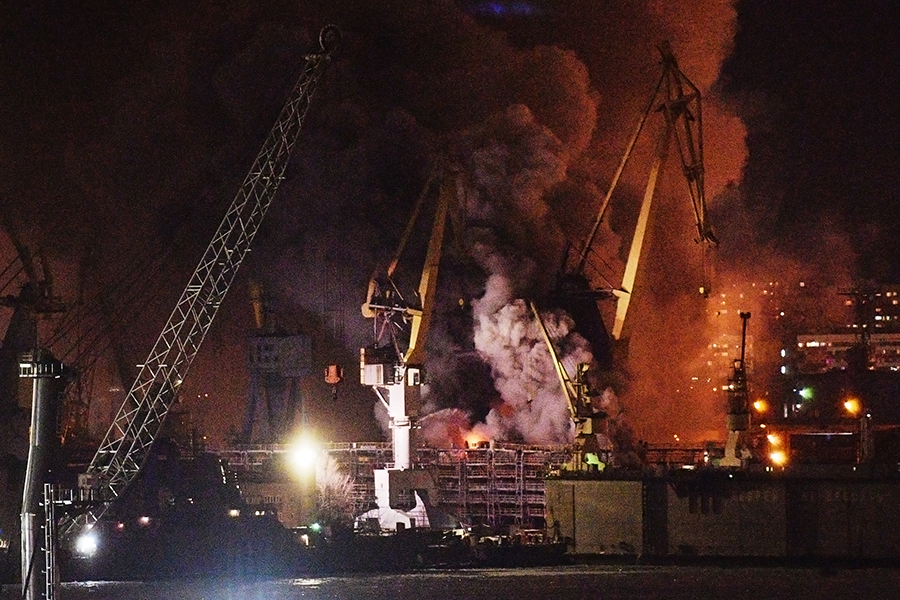 Пожар начался вечером 17 декабря на строящемся корабле проекта 20385, который размещен на заводе &laquo;Северная верфь&raquo; в Санкт-Петербурге.