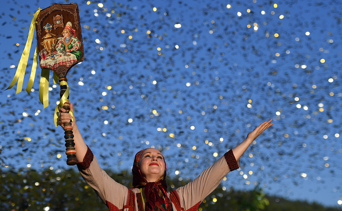 Девушка в народном костюме&nbsp;кряшен на этническом празднике &laquo;Питрау&raquo;&nbsp;в Татарстане