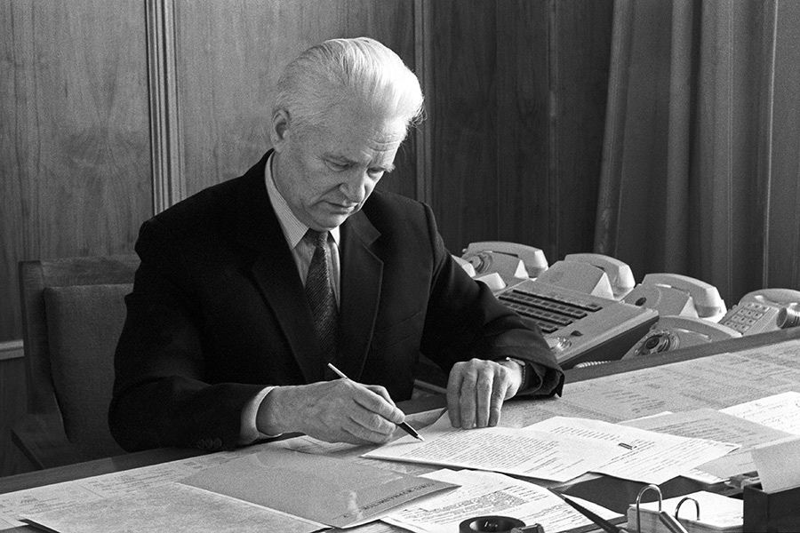 Иван Силаев в своей рабочем кабинете, декабрь 1990 года