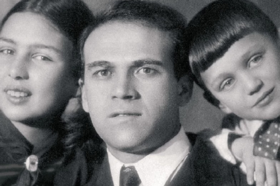 Александр Митта (настоящая фамилия&nbsp;&mdash; Рабинович) родился в 1933 году в Москве. Его отец был инженером на автозаводе имени Сталина (впоследствии ЗИЛ), мать работала секретарем парткома Наркомата рыбной промышленности СССР. В 1937 году ее по доносу приговорили к десяти годам исправительно-трудовых лагерей. На фото&nbsp;&mdash; Александр Митта с отцом Наумом и сестрой Еленой, 1938 год.

&laquo;[Я рос] с отцом, с детским домом, с домом пионеров&nbsp;&mdash; я такой коллективный ребенок. Мое детство прошло в доме пионеров, я там во всех кружках занимался, всем, чем угодно, и это сформировало меня в значительной степени &lt;...&gt; Я, только когда стал глубоко взрослым человеком, понял, чего лишился,&nbsp;&mdash; у меня не было матери&raquo;,&nbsp;&mdash; вспоминал в интервью ТВЦ Митта.

Во время Великой Отечественной войны его отец два года работал на Урале на танковом производстве. Александр Митта время эвакуации провел в детском доме. В 1943 году, возвращаясь в Москву, отец забрал его домой. Мать пережила лагеря и вышла на свободу, но по возращении ей был запрещен въезд в столицу. Митта с отцом регулярно ездили ее навещать. &laquo;Беда в том, что не позволяли соединяться семьям&raquo;,&nbsp;&mdash; отмечал режиссер.

После школы Александр Митта поступил на архитектурный факультет Московского инженерно-строительного института (сейчас Московский государственный строительный университет). После его окончания в 1955 году он недолго поработал по специальности и поступил во ВГИК на факультет режиссуры. &laquo;Мне нравилось рисовать, строить, мне хотелось делать что-то значительное &lt;...&gt; я окончил институт в 1955 году, Сталин уже умер, я понял, что сажать не будут, и подал заявление во ВГИК&raquo;,&nbsp;&mdash; вспоминал он.

Параллельно с учебой в конце 1950-х Митта работал карикатуристом в юмористических журналах &laquo;Крокодил&raquo; и &laquo;Веселые картинки&raquo;. Тогда&nbsp;же он взял псевдоним Митта.