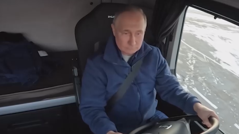 Путин пообещал подбросить Хуснуллина на «КАМАЗе»