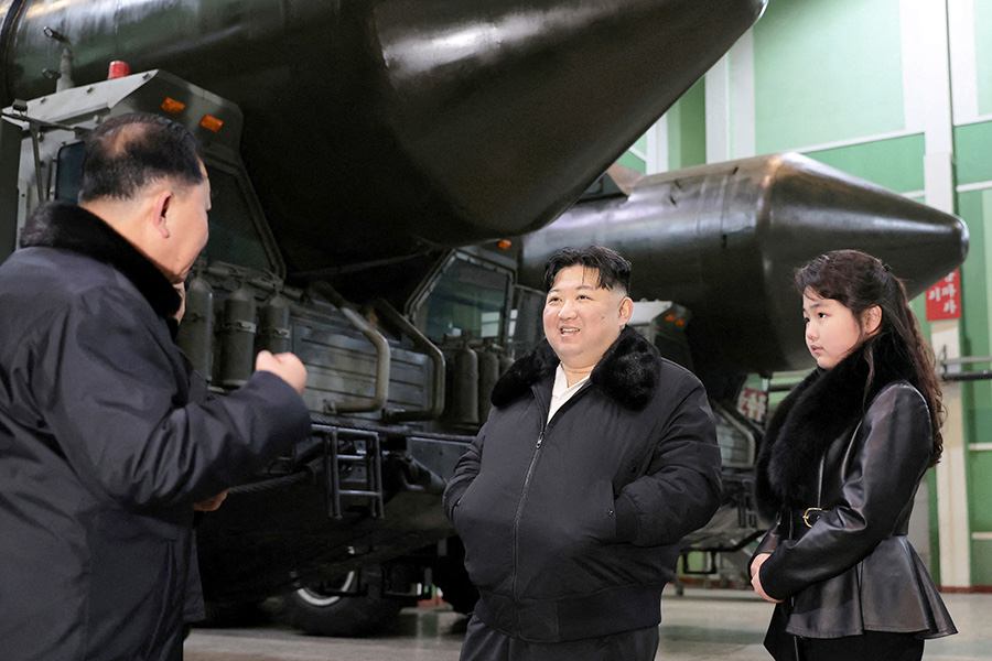 Ким Чжу Э со своим отцом Ким Чен Ыном во время посещения военного завода, январь&nbsp;2024&nbsp;года
