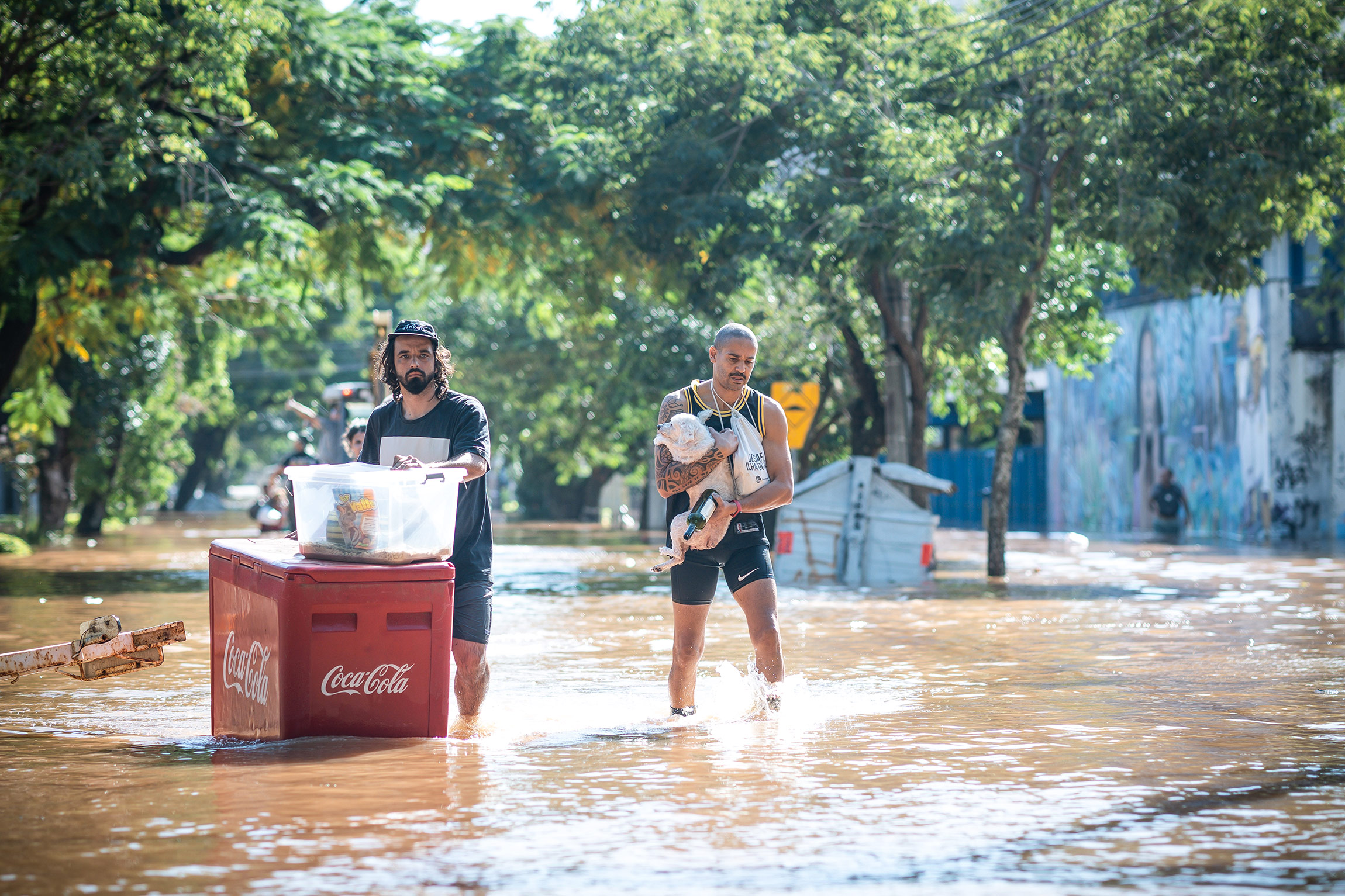 В нескольких&nbsp;районах&nbsp;штата Риу-Гранди-ду-Сул возникли перебои с продуктами, пишет Reuters, некоторые люди голодают по несколько дней.