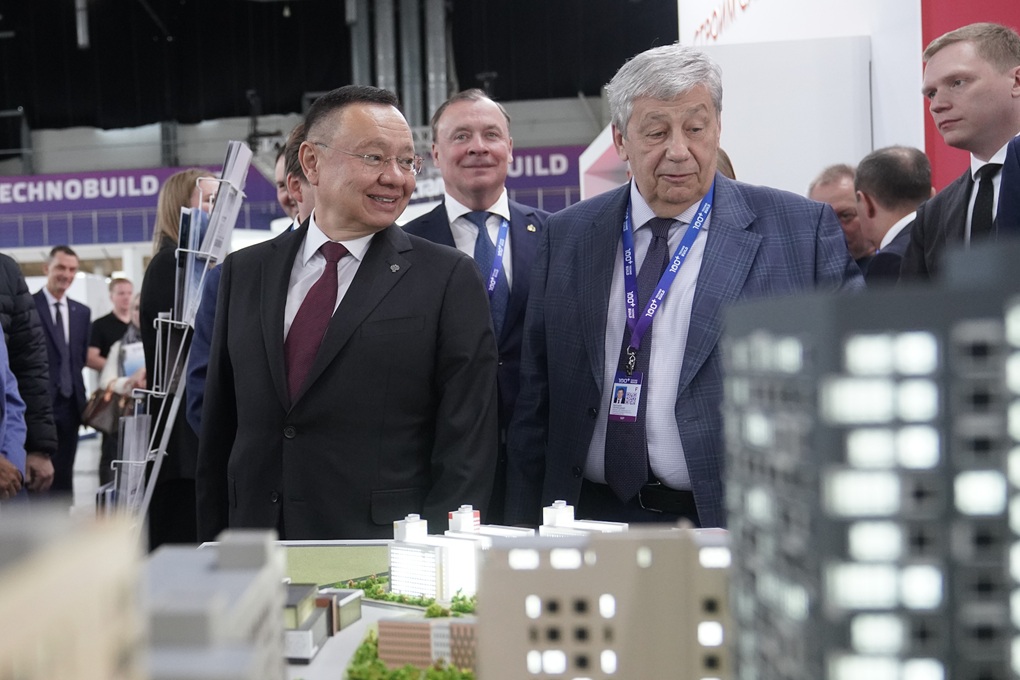 Министр строительства и ЖКХ России Ирек Файзуллин, глава Екатеринбурга Алексей Орлов, первый заместитель председателя Законодательного собрания Свердловской области Аркадий Чернецкий