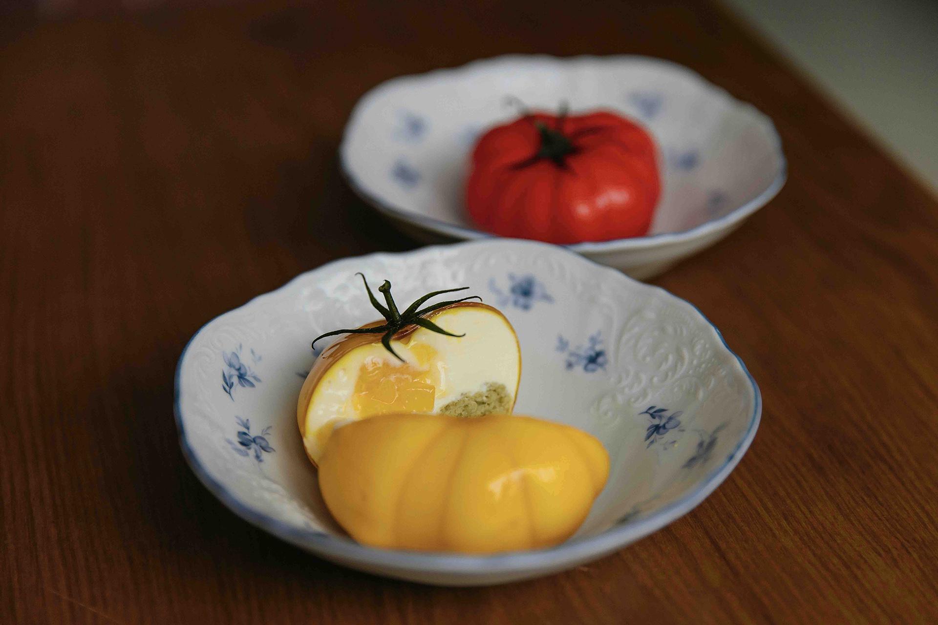 Ugly tomato с розмариновым муссом, базиликовым бисквитом и апельсином в ресторане Senti Menti