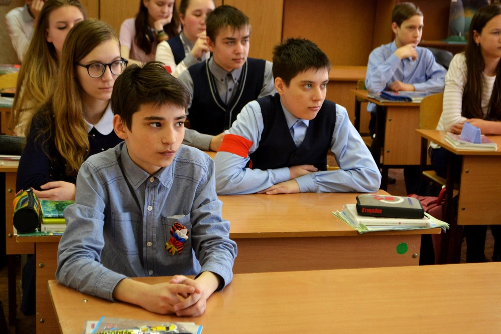 Правила использования обособленных определений начинают изучать в 7-м классе