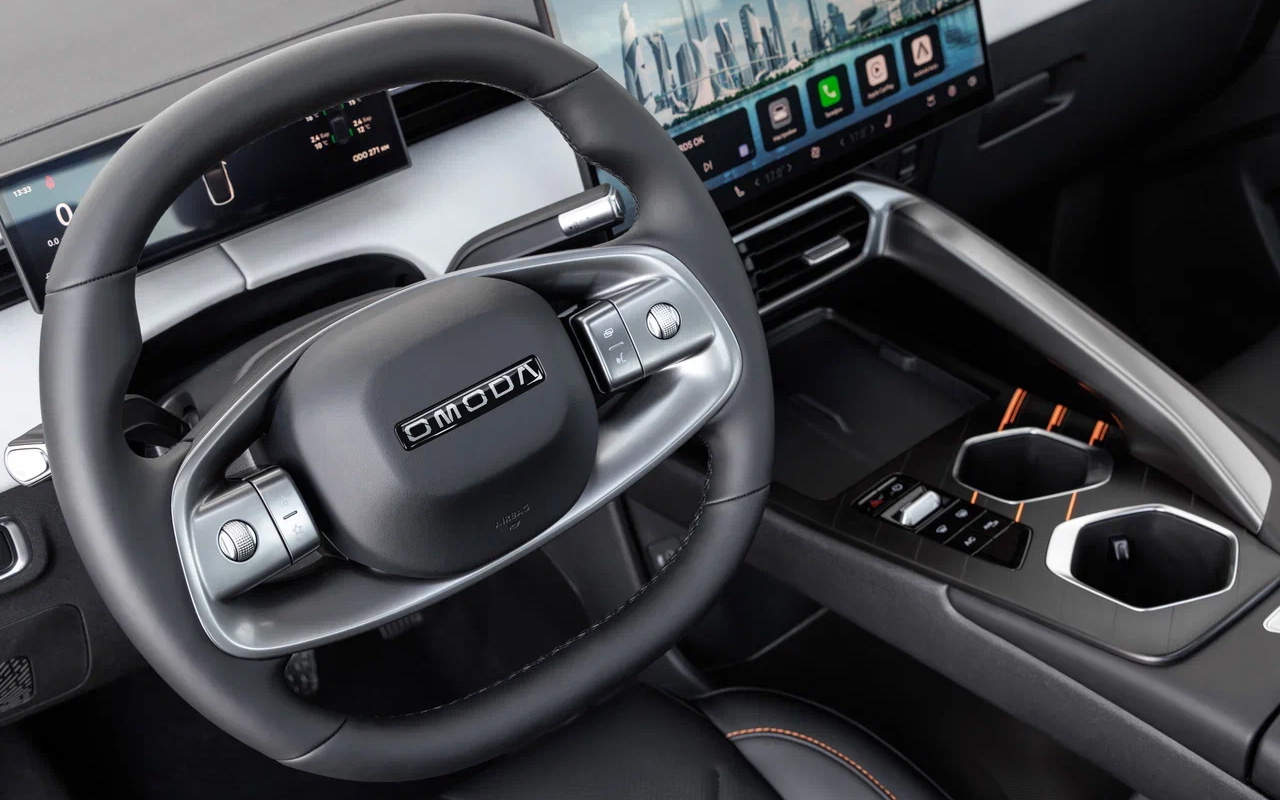 Рулевое колесо имеет странную форму, словно оно подрезано сверху и снизу, но с разными по величине сегментами. Однако это нисколько не повлияло на его практичность&nbsp;&mdash; в управлении он удобен